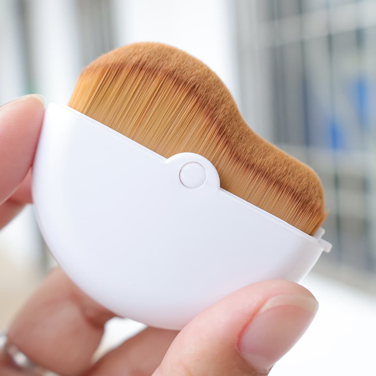 Rotatable Self-protecting Dense Makeup Brush With A Wavy Curve