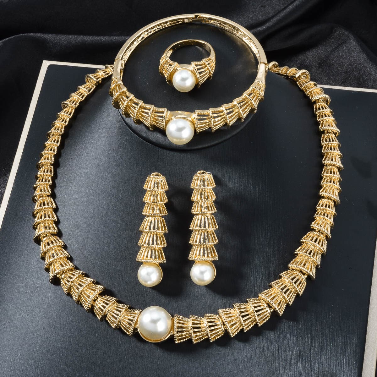 Vintage Jewelry Gold Hollow-out Pearl Jewelry Four-piece Set